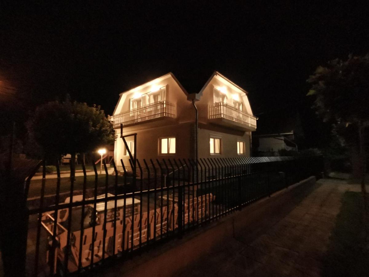 Family Garden Apartmanhaz Шиофок Экстерьер фото